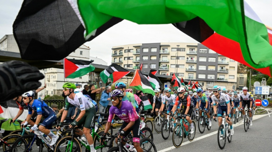 Bernal conquista la 16&ordf; etapa de la Vuelta, recortada por nuevas protestas