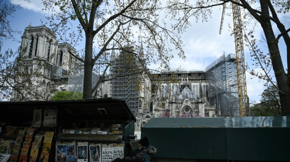 Vendedores de livros se negam a deixar margens do Sena para abertura dos Jogos Ol&iacute;mpicos