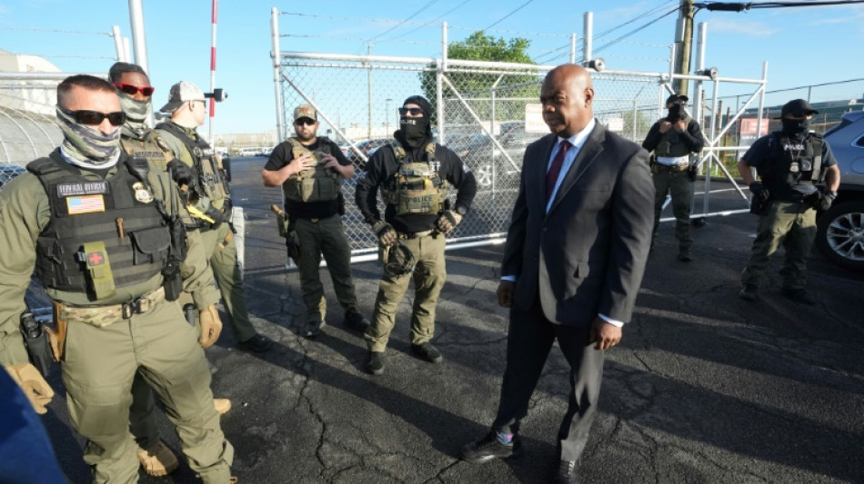 Arrestan brevemente a alcalde que protestaba contra centro de detenci&oacute;n de migrantes cerca de Nueva York