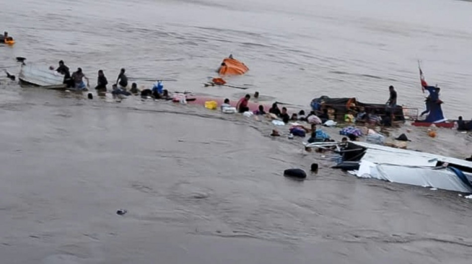 Marinha peruana realiza buscas por desaparecidos após deslizamento que deixou 12 mortos