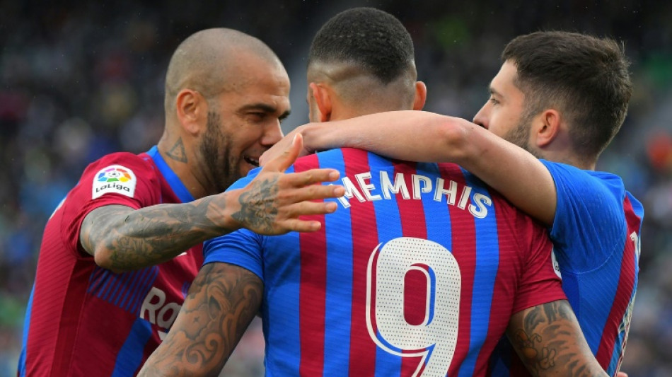 Depay salva a un Bar&ccedil;a que se mantiene en puestos de Champions