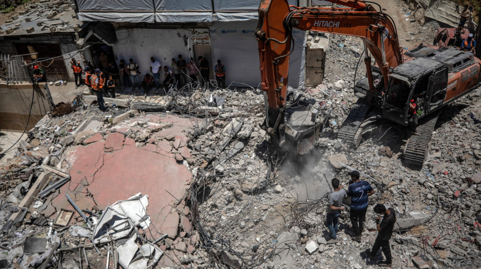Protezione Civile Gaza, 'almeno 50 bambini sotto le macerie dell'edificio crollato'