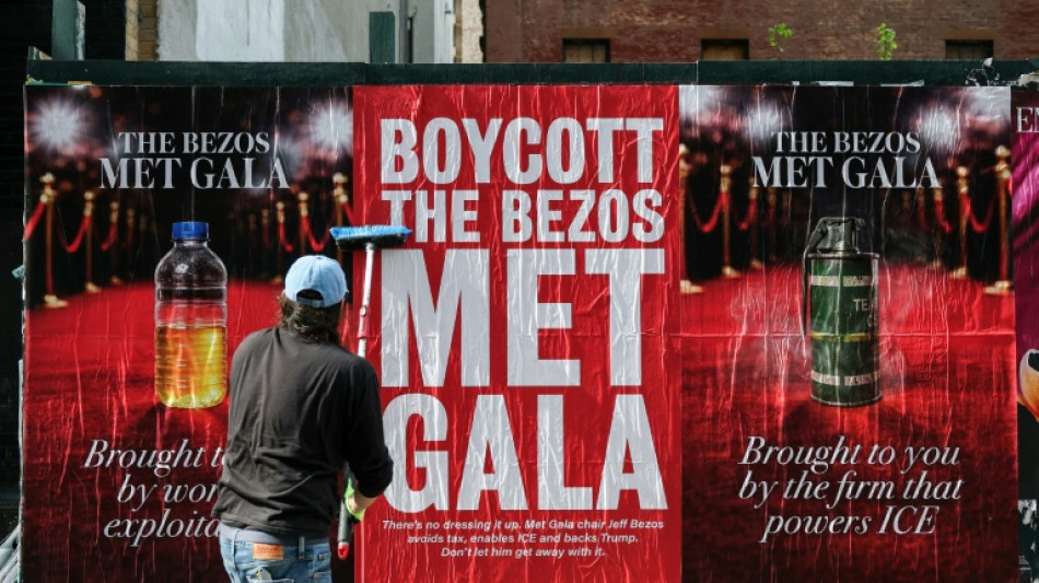 A New York, une campagne d'affichage sauvage contre Jeff Bezos au Met Gala