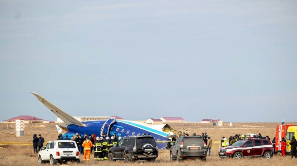 Avi&atilde;o fabricado pela Embraer cai no Cazaquist&atilde;o; autoridades anunciam 32 sobreviventes