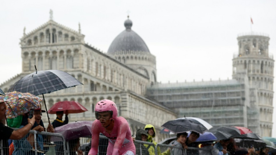 Del Toro conserva la 'maglia rosa' en Pisa presionado por Ayuso