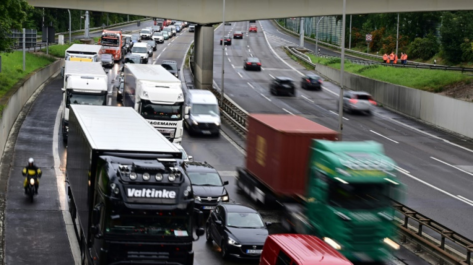 Verkehr in Deutschland: Weniger Autofahrten, mehr Fu&szlig;wege