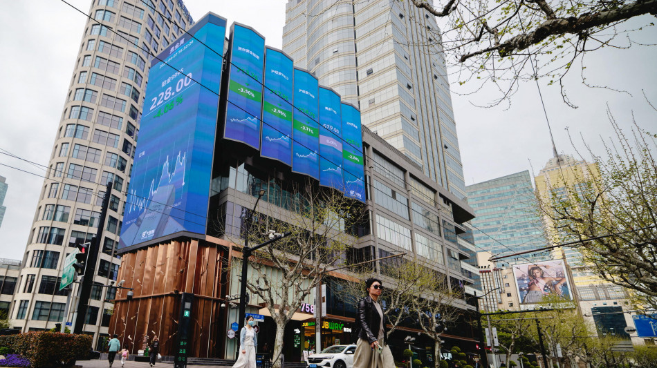 Borsa: Hong Kong positiva, apre a +0,63%