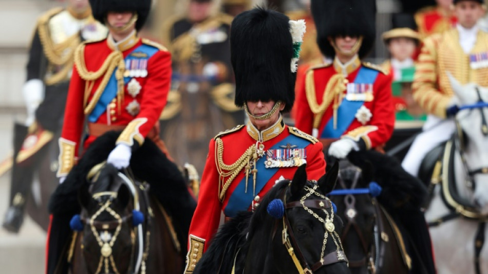 Charles III anda a cavalo no 1&ordm; desfile de seu anivers&aacute;rio