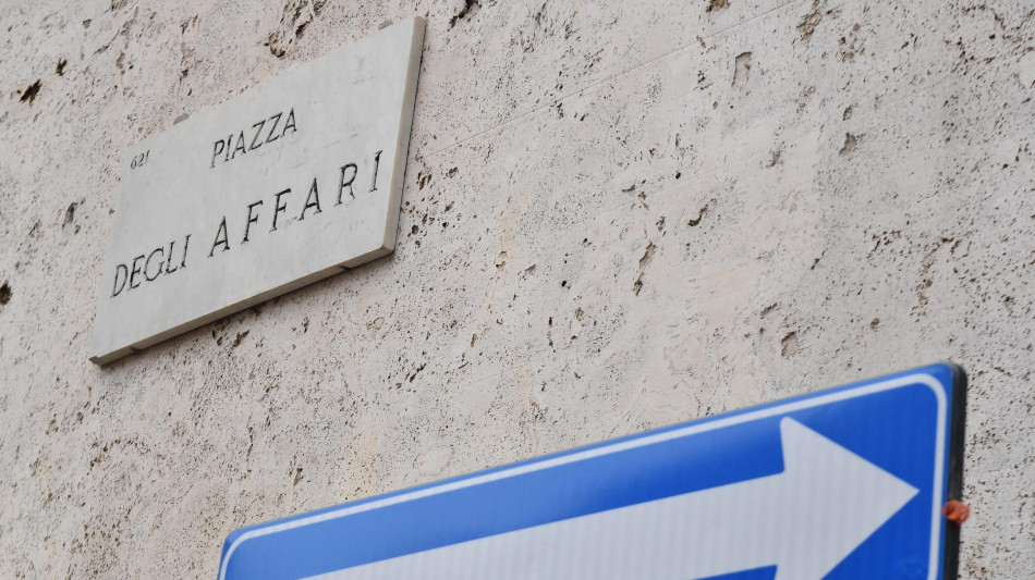 Borsa: Milano apre a +0,21%, bene Campari e Generali, giù Mps