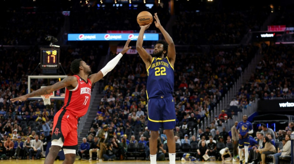 Warriors shoot down Rockets, Mavs beat Knicks in New York