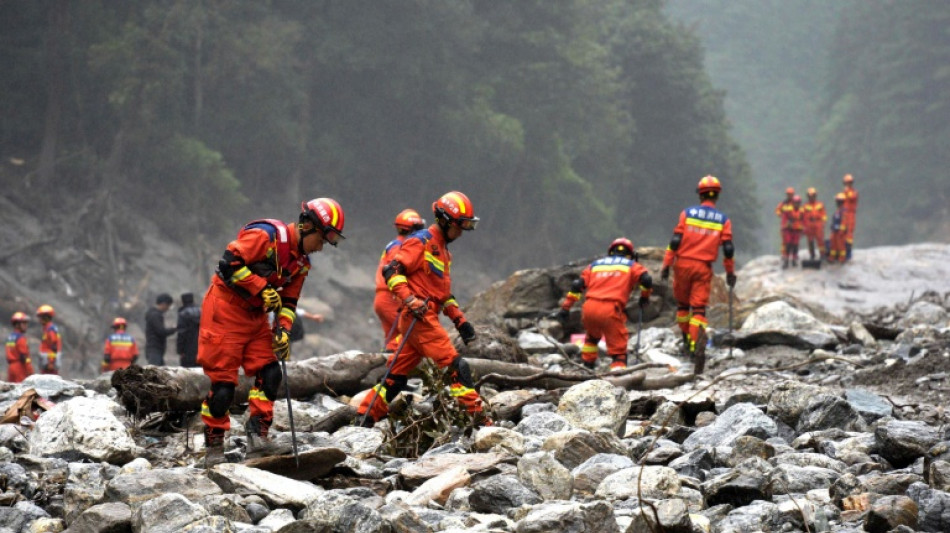 Nepal buries dead as rescuers seek thousands missing