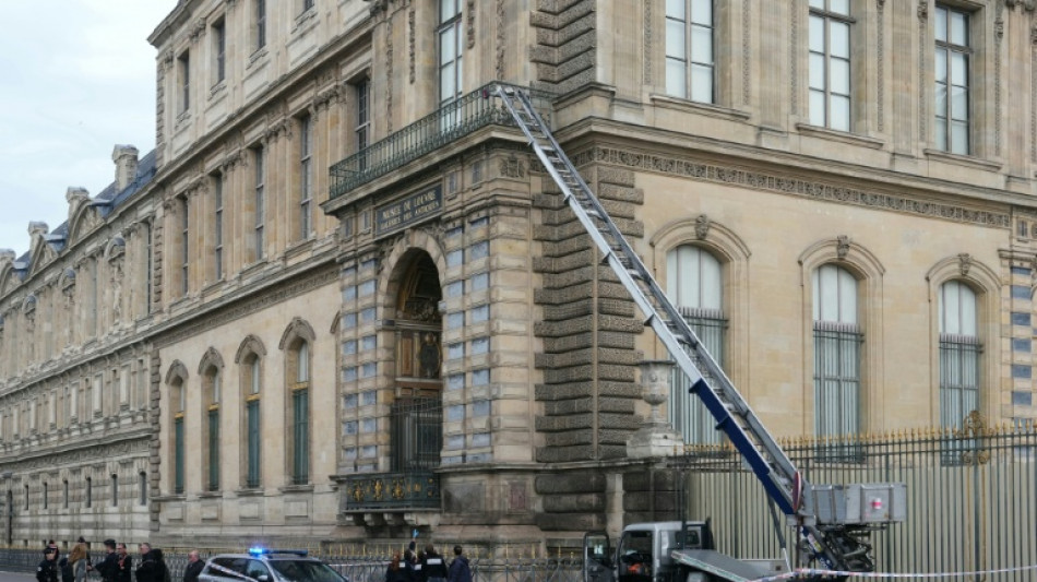 Casse du Louvre: quatre nouvelles interpellations, les bijoux toujours introuvables