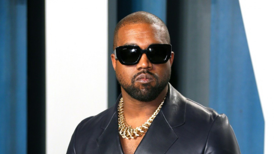 Kanye West "escort&eacute;" hors d'un bureau de la marque Skechers