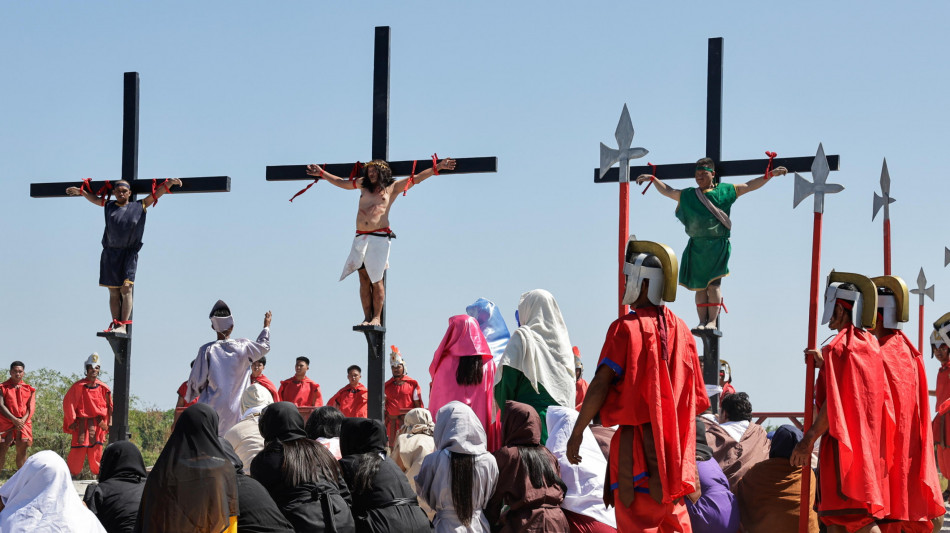 Nelle Filippine le fustigazioni del Venerd&igrave; Santo continuano ad attirare le folle