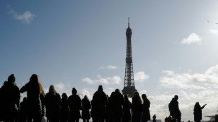 Pol&iacute;cia francesa investiga dois alertas falsos de bomba na Torre Eiffel