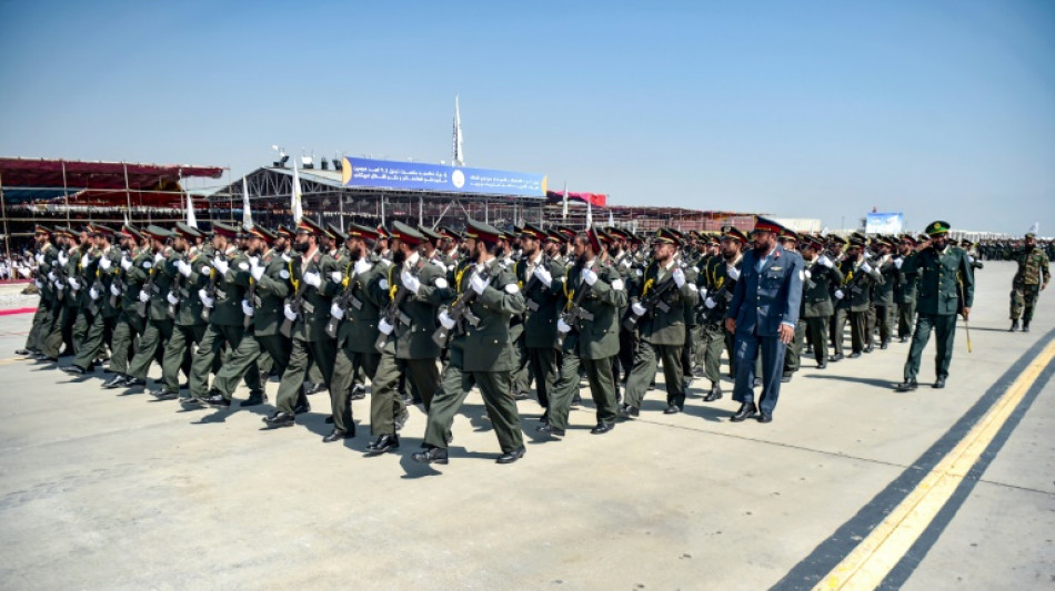 Talib&atilde;s celebram tr&ecirc;s anos de poder no Afeganist&atilde;o com um desfile militar