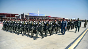 Talib&atilde;s celebram tr&ecirc;s anos de poder no Afeganist&atilde;o com um desfile militar