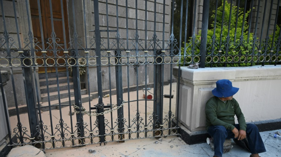 Repelen con gases a los maestros que intentaron irrumpir en un edificio del gobierno mexicano