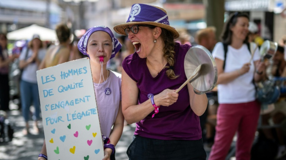 Mulheres se manifestam na Su&iacute;&ccedil;a em dia de greve feminista