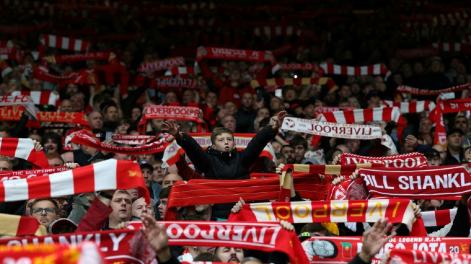 Liverpool mantiene el pleno de victorias, Manchester United toma aire
