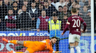 Perri brilha nos p&ecirc;naltis e Leeds vai &agrave; semifinal da Copa da Inglaterra