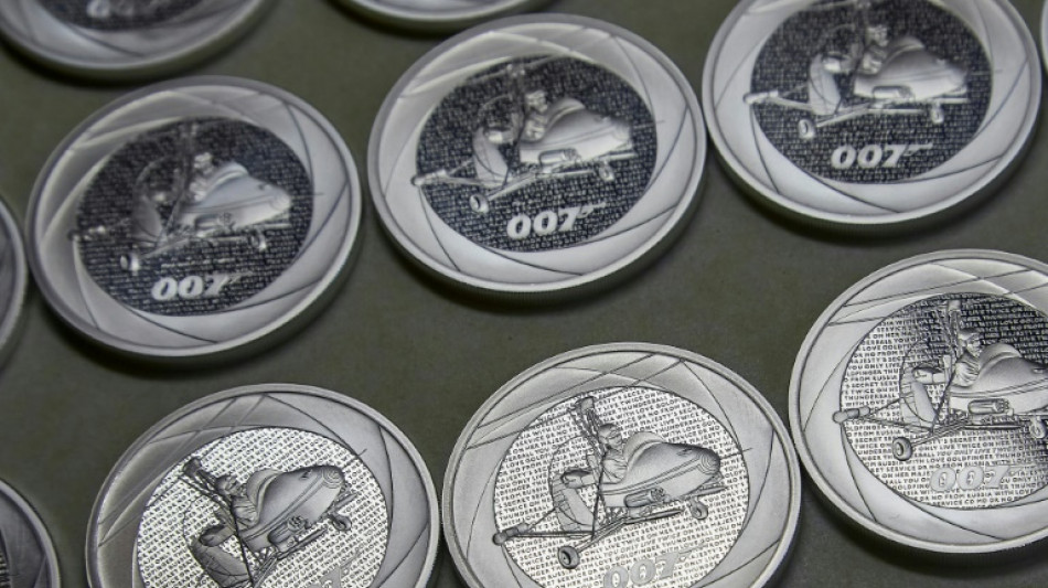 Reino Unido acu&ntilde;a monedas con la imagen de James Bond