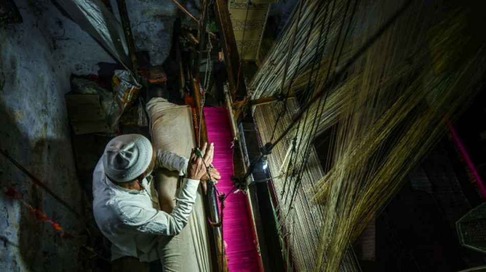 En Inde, le tissage traditionnel des saris de Varanasi ne tient plus qu'&agrave; un fil 