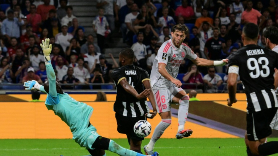 Lyon vence Angers e iguala pontuação do líder PSG