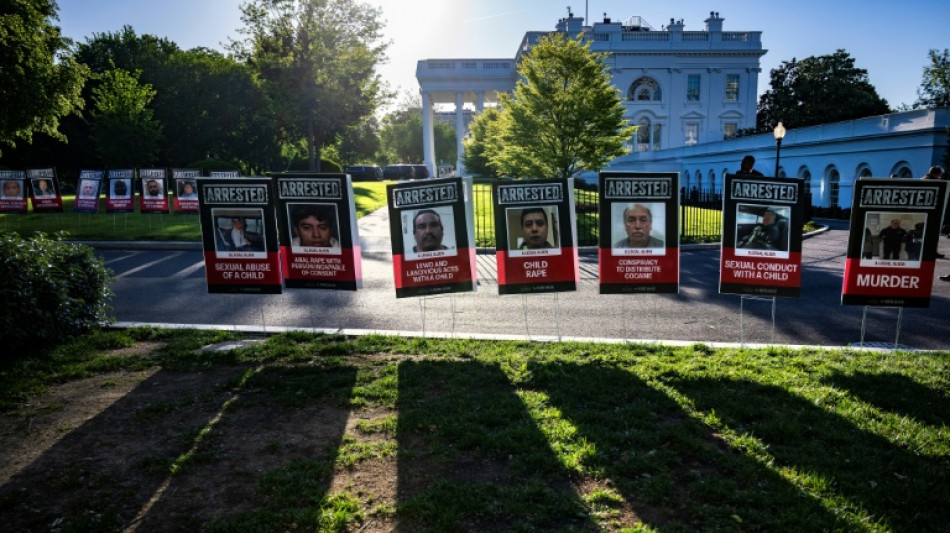 Malmen&eacute; dans les sondages, Trump vante sa politique d'expulsions massives