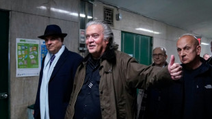 Bannon, ex-bra&ccedil;o direito de Trump, se declara culpado de desvio de fundos e evita pris&atilde;o