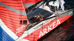 Vend&eacute;e Globe: Richomme en t&ecirc;te de peu devant Dalin