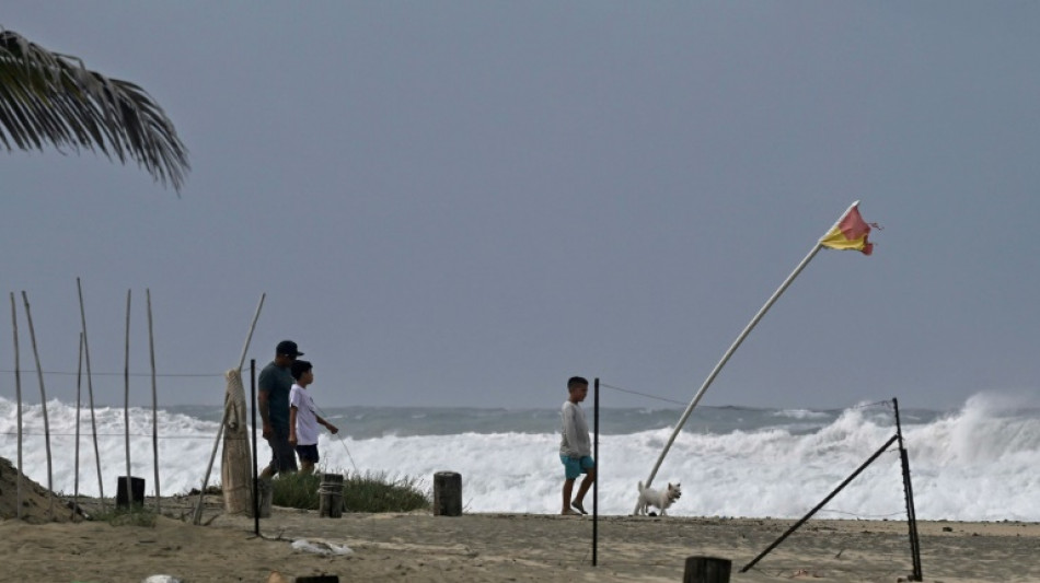 L'ouragan Hilary r&eacute;trograd&eacute; en cat&eacute;gorie 2 au Mexique, se dirige vers les Etats-Unis