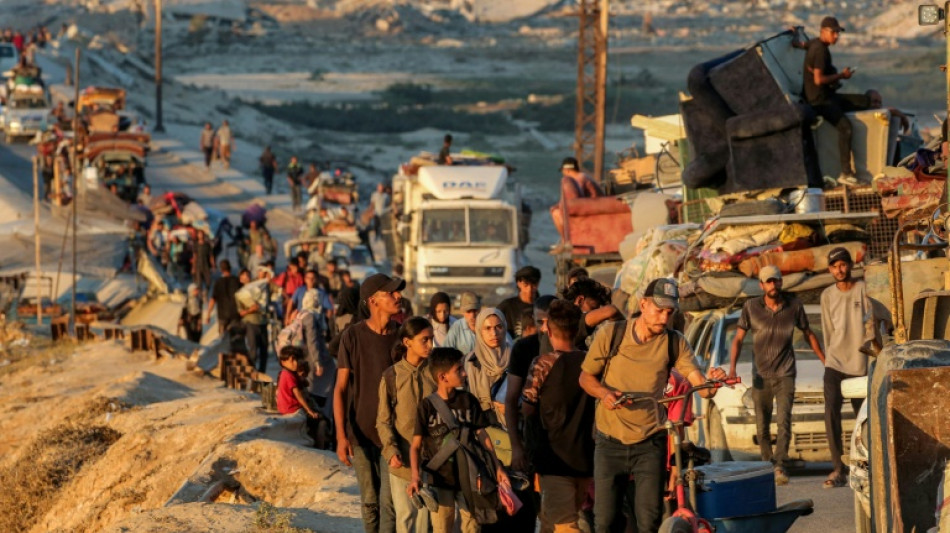 Milhares de palestinos fogem da Cidade de Gaza a p&eacute; ou amontoados em caminhonetes