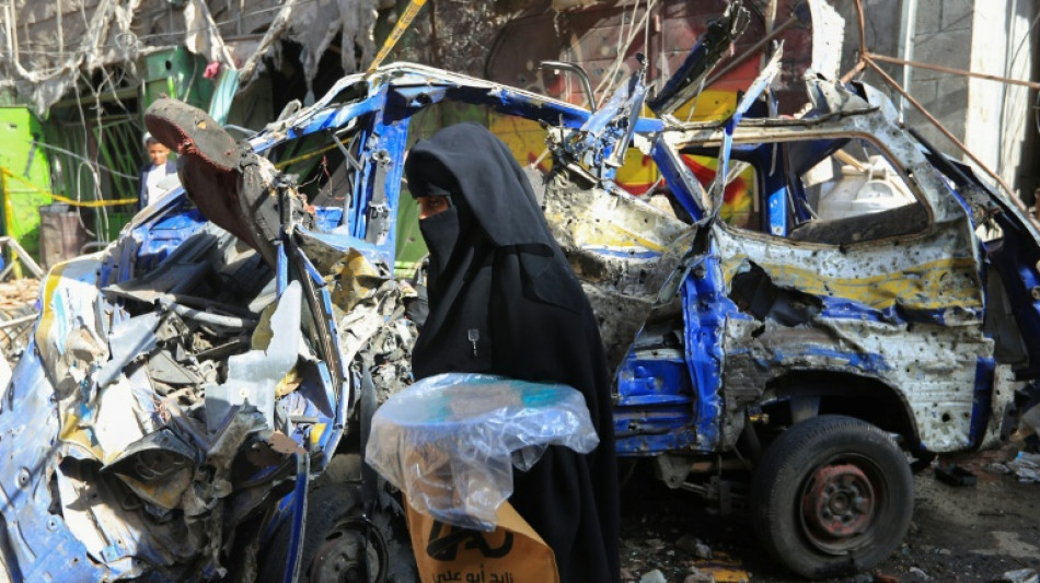 Rebeldes hut&iacute;es dicen que bombardeos de EEUU dejaron 12 muertos en la capital de Yemen