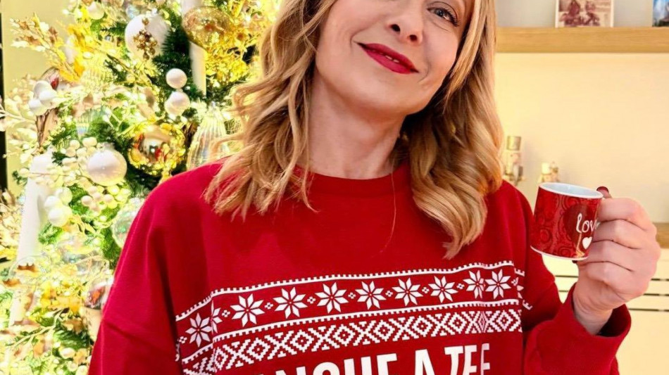 Gli auguri social di Meloni, sul maglione 'anche a te e famiglia'