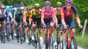 La premi&egrave;re &eacute;tape de montagne rabot&eacute;e: les ennuis continuent pour le Tour d'Italie