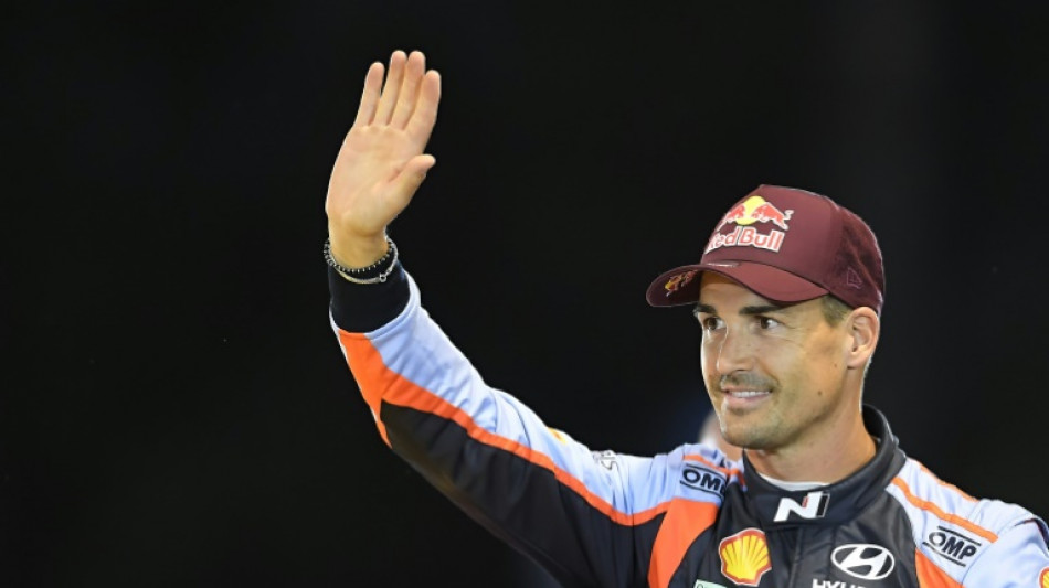 El coche del espa&ntilde;ol Dani Sordo se incendia en el Rally de Jap&oacute;n