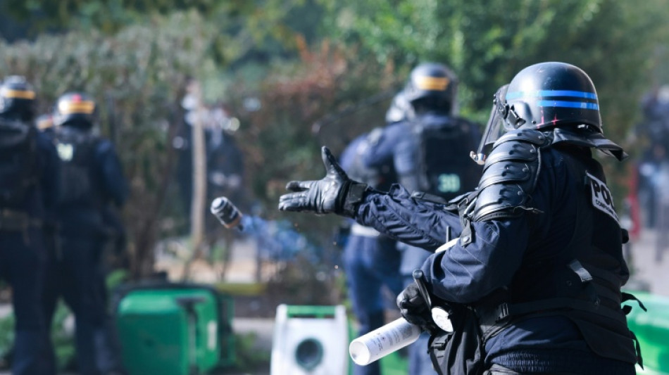 French PM denies police ordered to confront student protesters