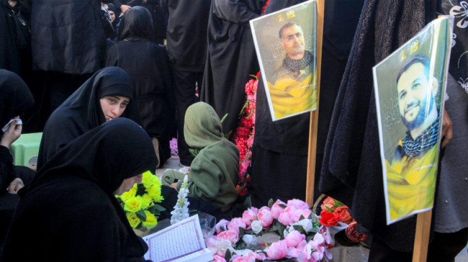 Pour l'A&iuml;d, des habitants du sud du Liban prient sur les tombes de leurs proches