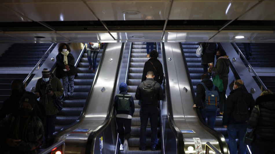 Preso l'aggressore della metro di Parigi, 'escluso il terrorismo'
