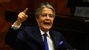 Presidente do Equador, amea&ccedil;ado de destitui&ccedil;&atilde;o, dissolve o Congresso