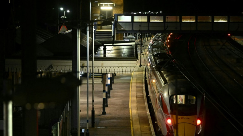 Reino Unido descarta motivos "terroristas" en el ataque con arma blanca que dej&oacute; 10 heridos en un tren