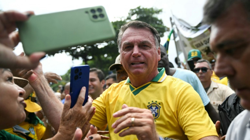 Br&eacute;sil: Bolsonaro crie au "d&eacute;ni de d&eacute;mocratie" face &agrave; ses partisans