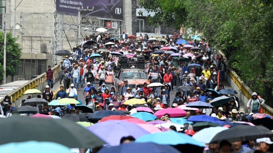 Protesta de maestros genera caos en el aeropuerto de Ciudad de M&eacute;xico
