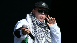 Un rapero del tr&iacute;o norirland&eacute;s Kneecap es juzgado en Londres por apoyo a Hezbol&aacute;