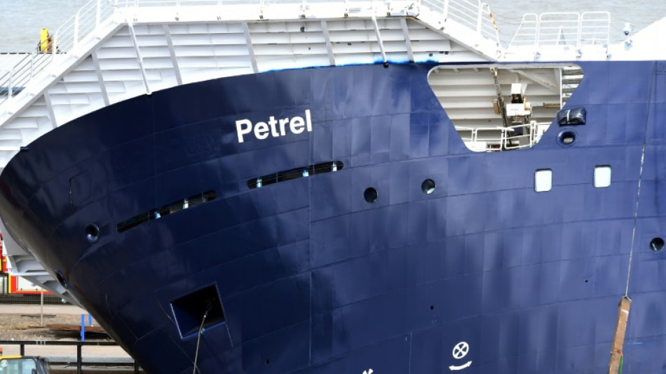 Veinti&uacute;n hospitalizados tras el vuelco de un barco en un dique seco de Edimburgo