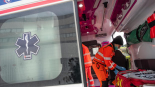 Si getta dal balcone ma cade su una passante uccidendola