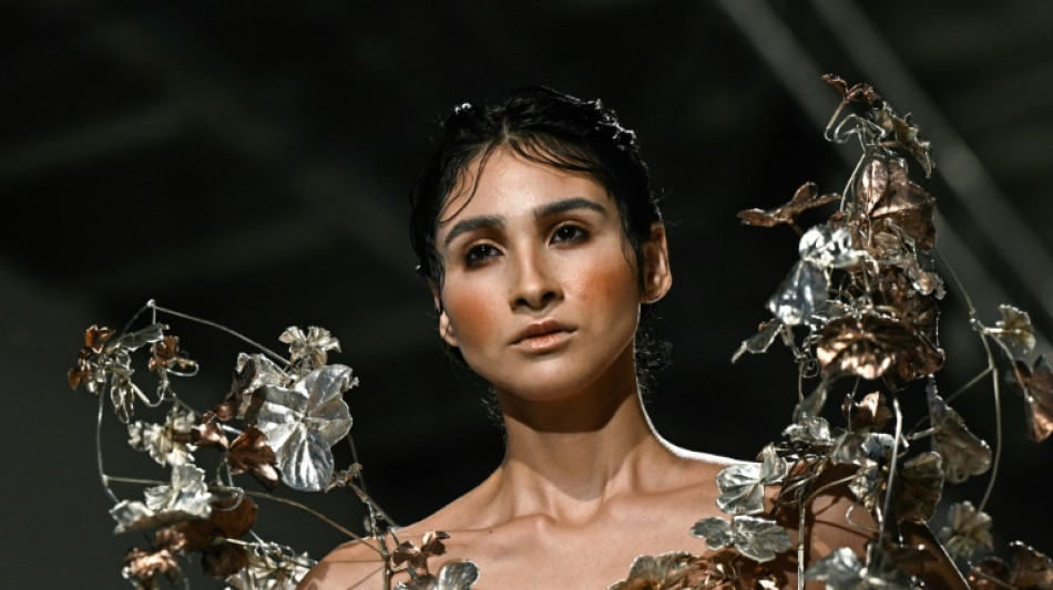 La cantante Estrella Morente le pone sabor flamenco al desfile de Juana Mart&iacute;n en Par&iacute;s