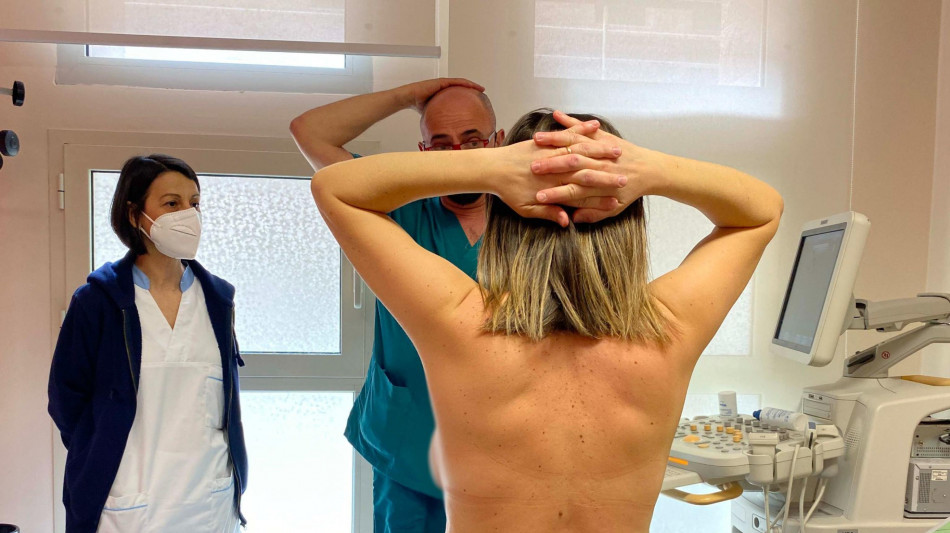 Tumore seno, mastectomia preventiva a donne con +35% rischio