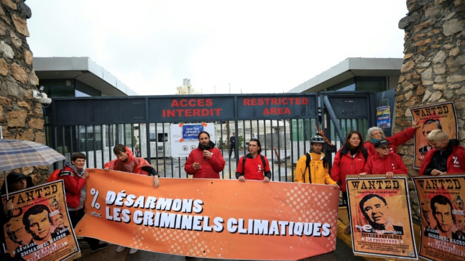 Mega-yachts: des militants d'Attac bloquent le quai des milliardaires &agrave; Antibes